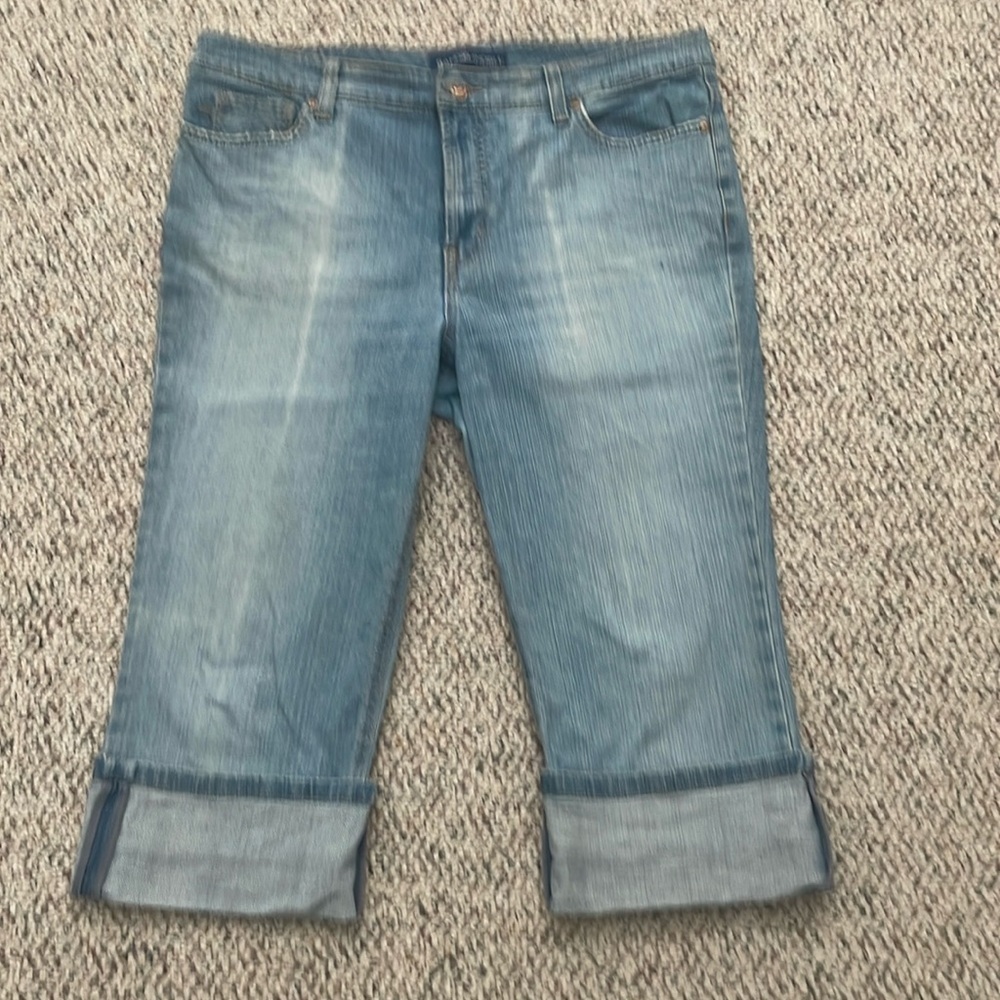 BandolinoBlu Distressed High Rise Denim Capris. 14P
